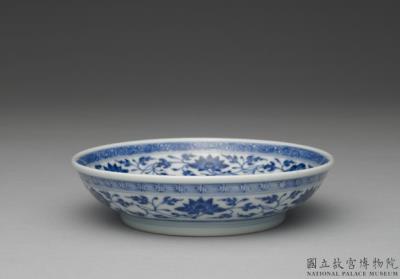 图片[2]-Dish with Indian lotus scrolls in underglaze blue, Qing dynasty, Qianlong reign (1736-1795)-China Archive